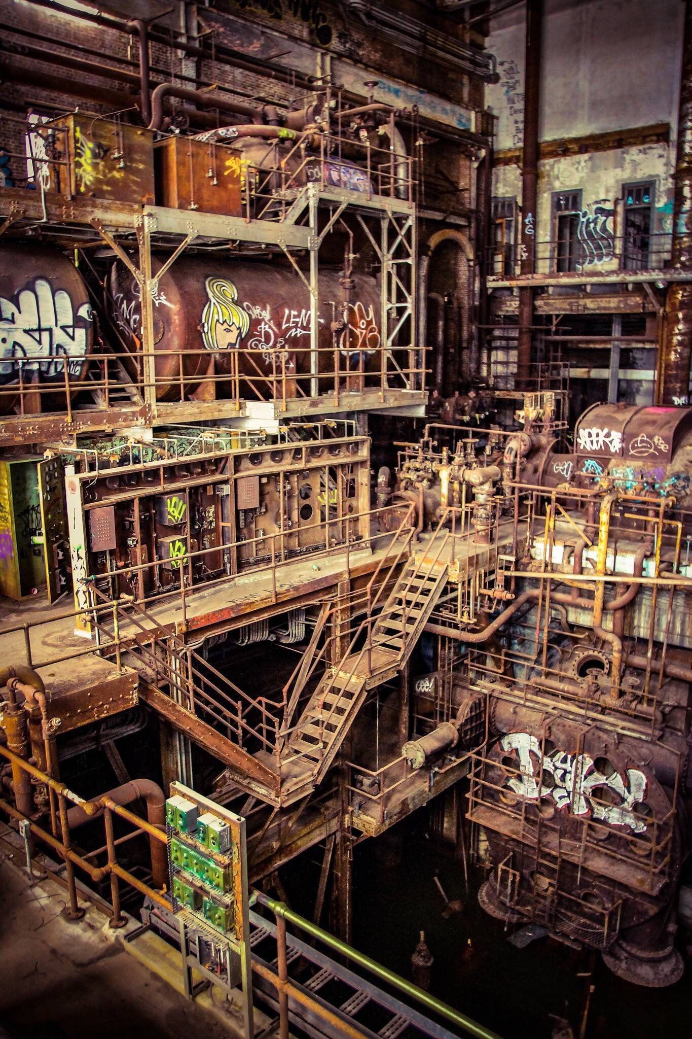 abandoned factory map, carte de JDR post-apocalyptique (1365×2048 pixels) — battlemap pour Roll20 et Foundry VTT.