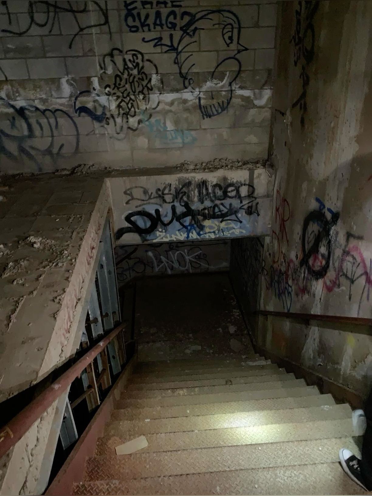 abandoned mall map, carte de JDR post-apocalyptique (1224×1632 pixels) — battlemap pour Roll20 et Foundry VTT.