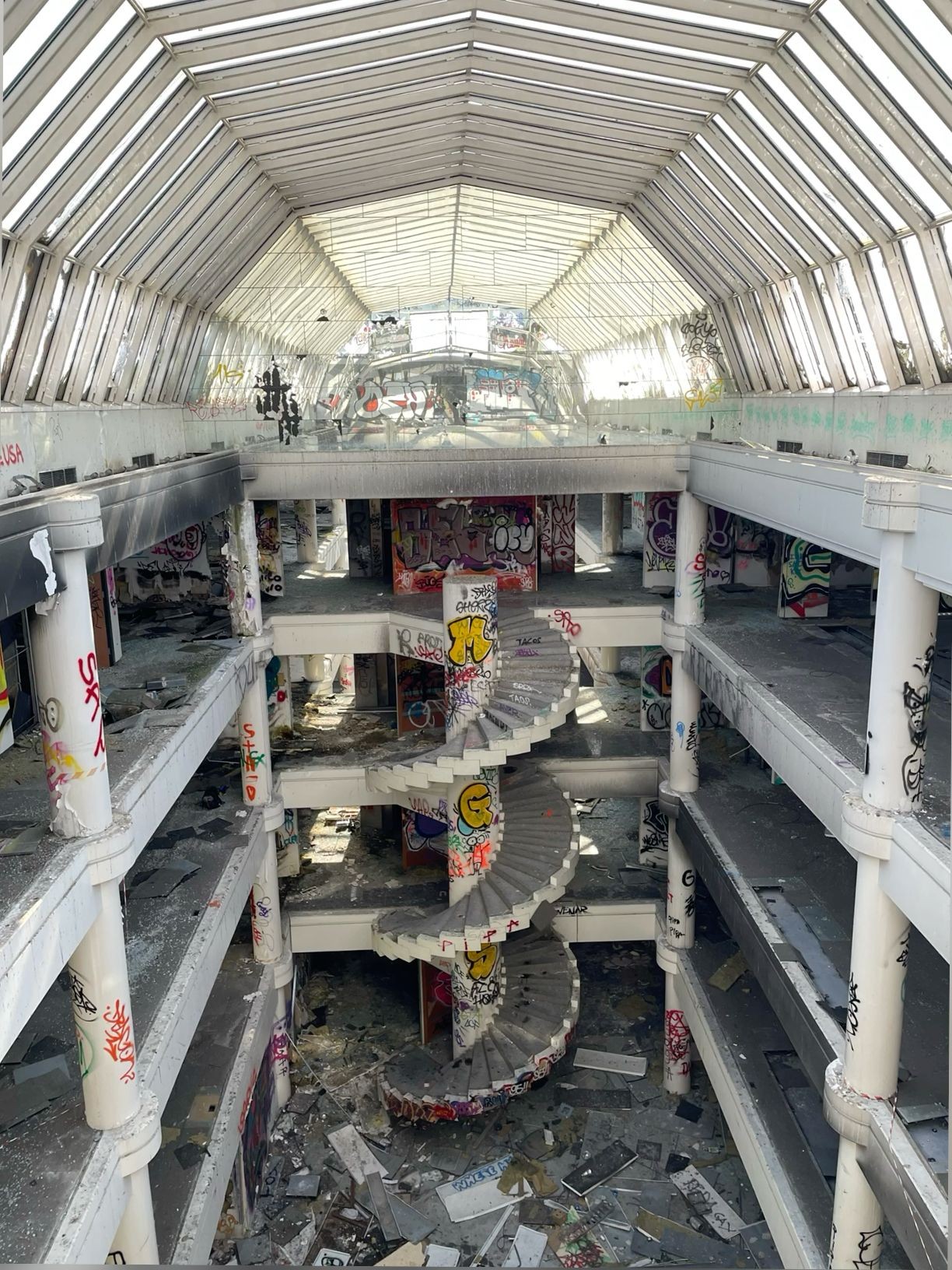 abandoned mall map, carte de JDR post-apocalyptique (1224×1632 pixels) — battlemap pour Roll20 et Foundry VTT.