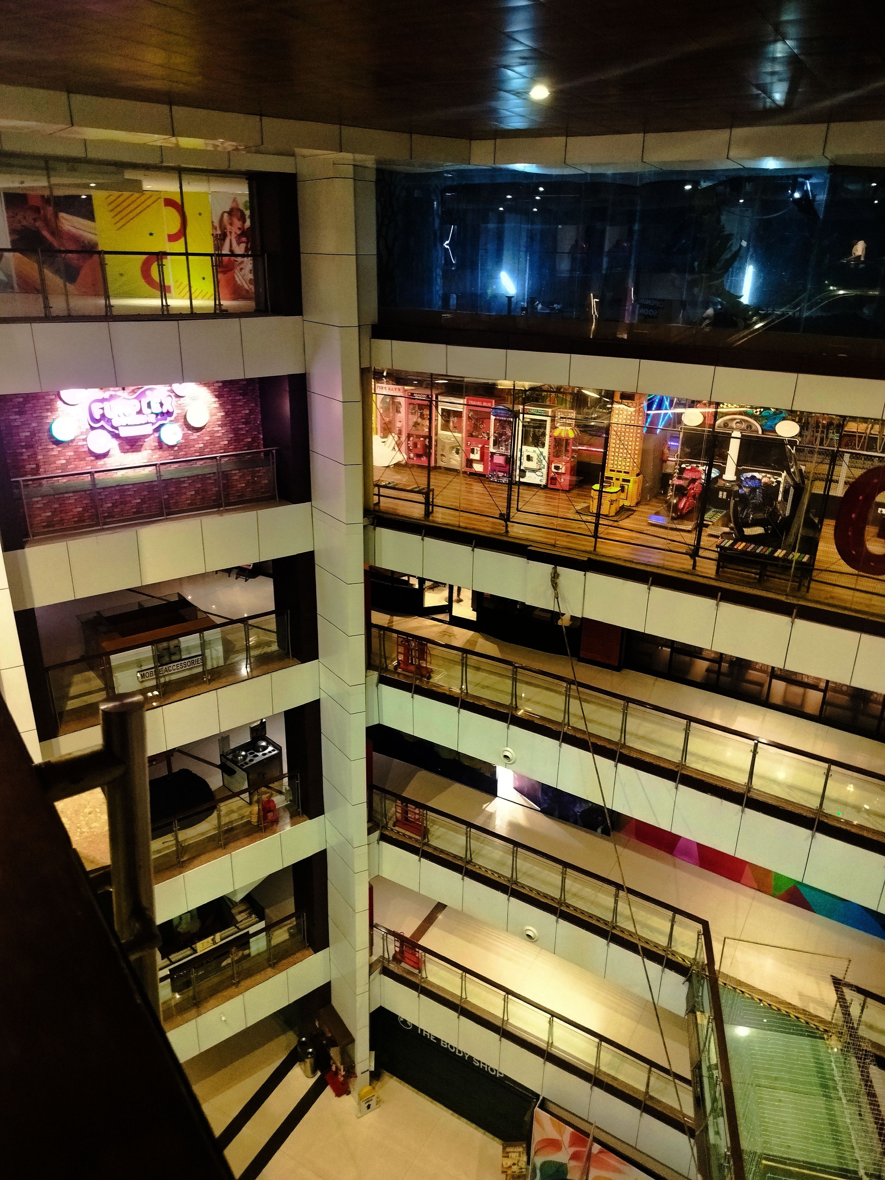 abandoned mall map, carte de JDR post-apocalyptique (3072×4096 pixels) — battlemap pour Roll20 et Foundry VTT.