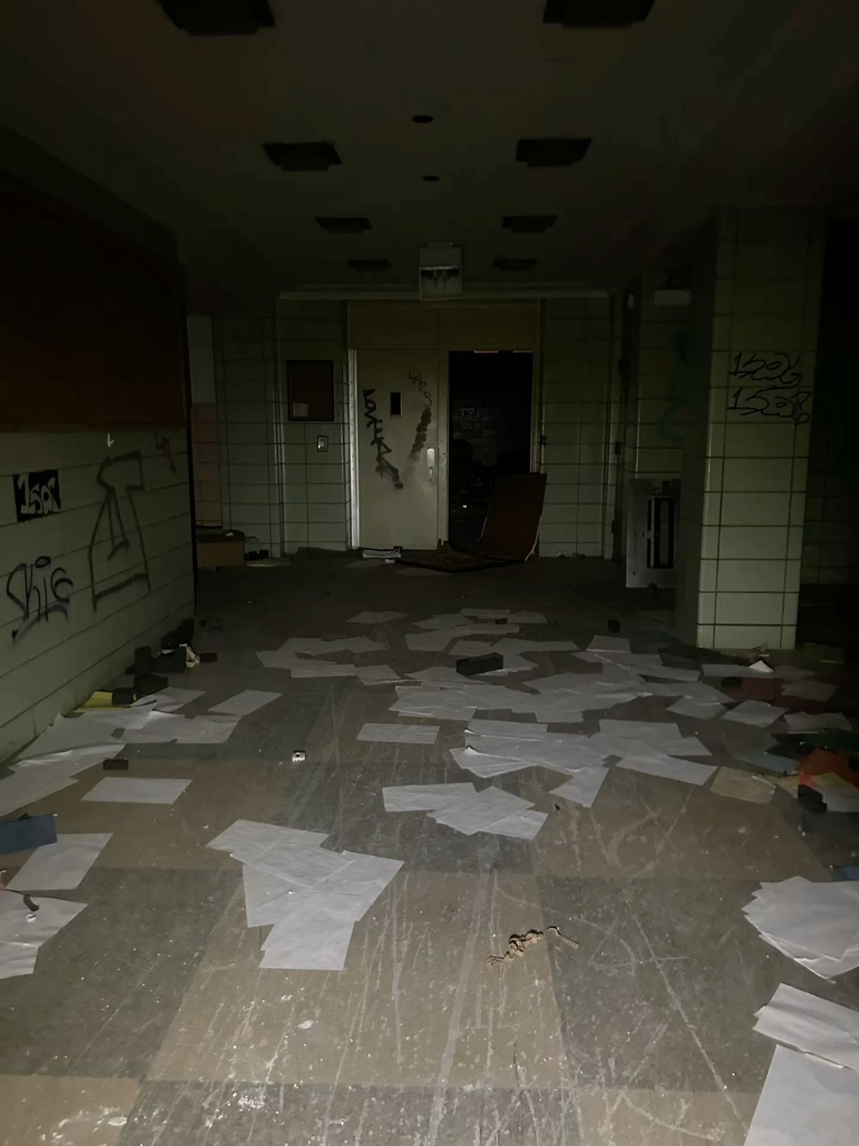 abandoned school ruined map, carte de JDR post-apocalyptique (1224×1632 pixels) — battlemap pour Roll20 et Foundry VTT.