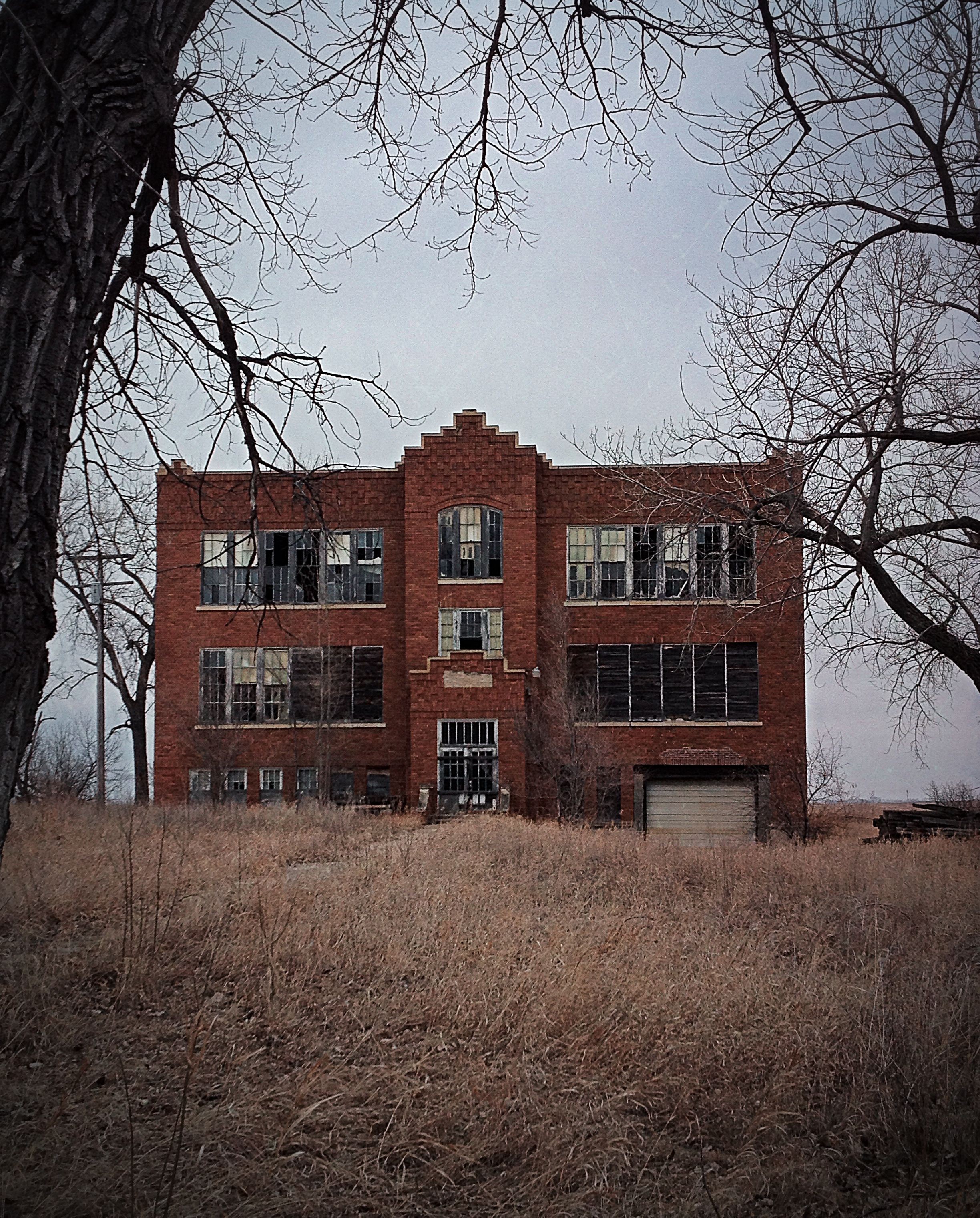abandoned school ruined map, carte de JDR post-apocalyptique (2448×3041 pixels) — battlemap pour Roll20 et Foundry VTT.