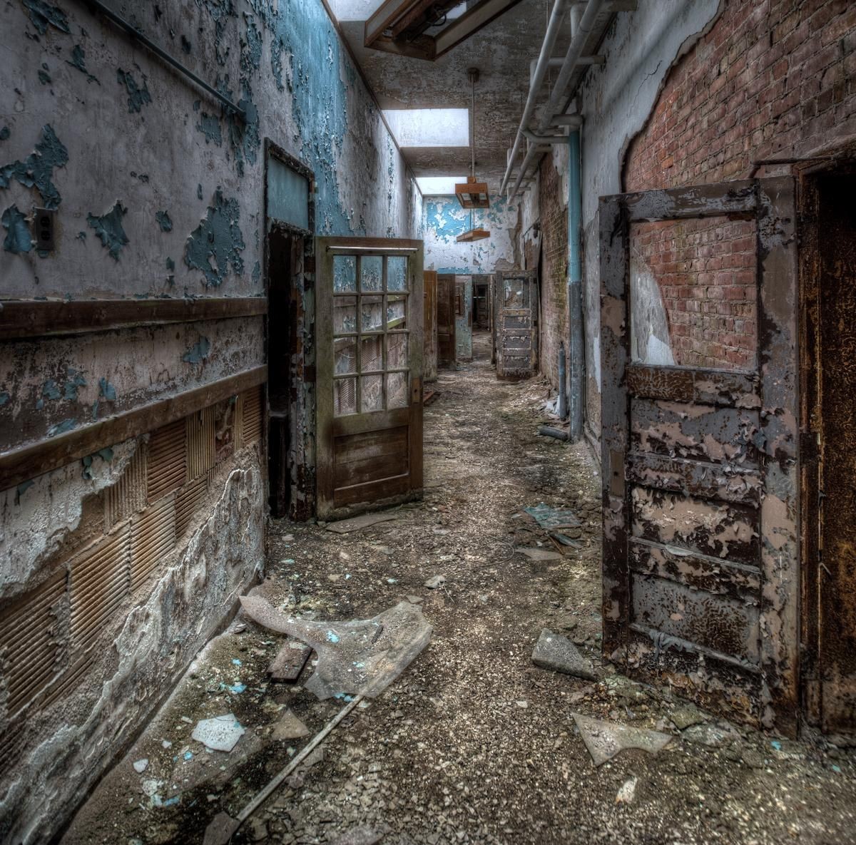 abandoned school ruined map, carte de JDR post-apocalyptique (1200×1185 pixels) — battlemap pour Roll20 et Foundry VTT.