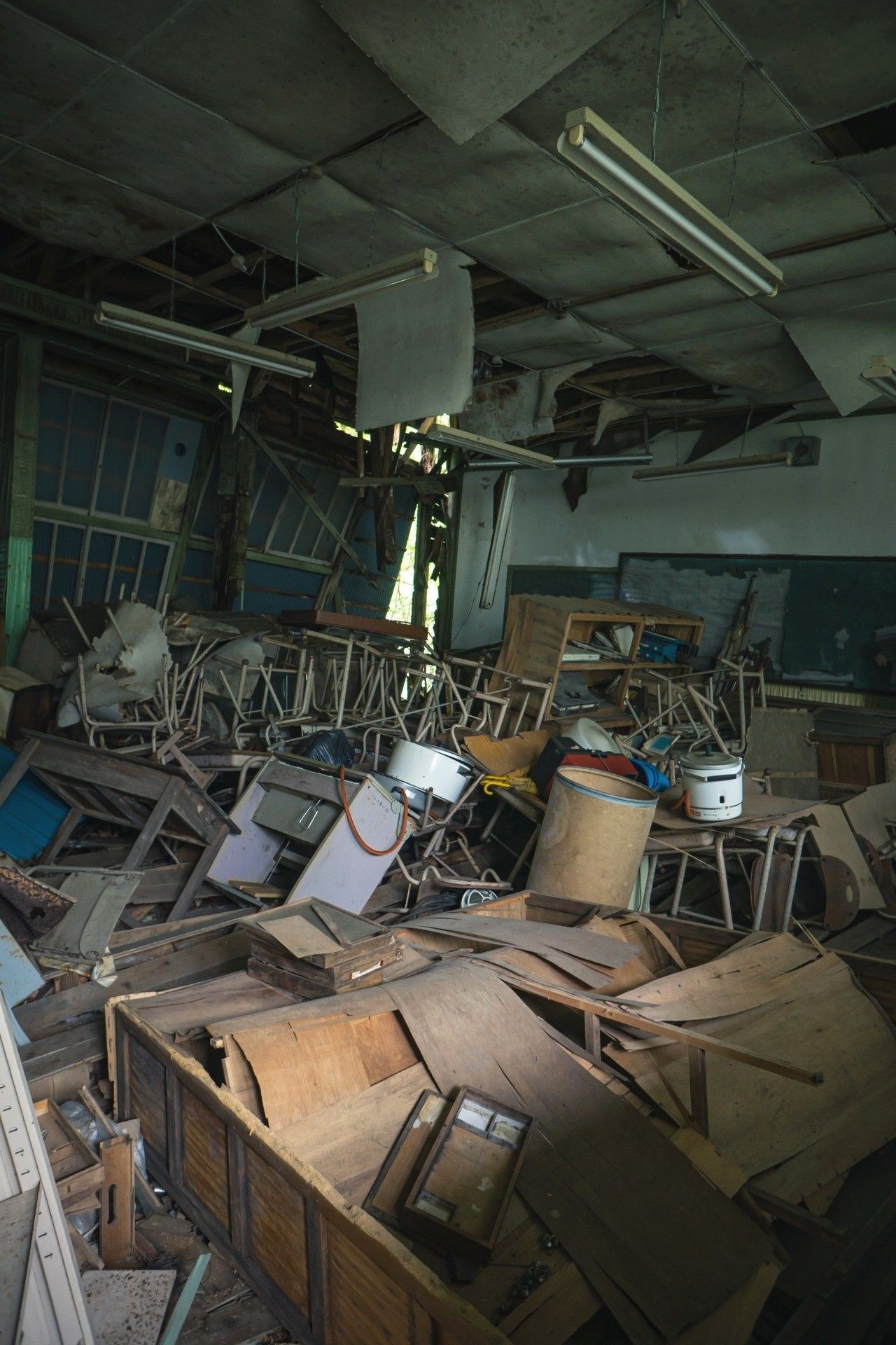 abandoned school ruined map, carte de JDR post-apocalyptique (1280×1920 pixels) — battlemap pour Roll20 et Foundry VTT.