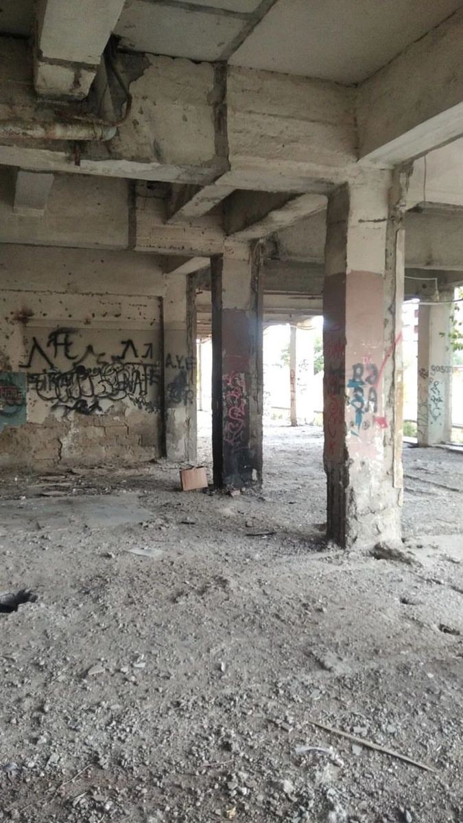 abandoned warehouse ruined map, carte de JDR post-apocalyptique (675×1200 pixels) — battlemap pour Roll20 et Foundry VTT.