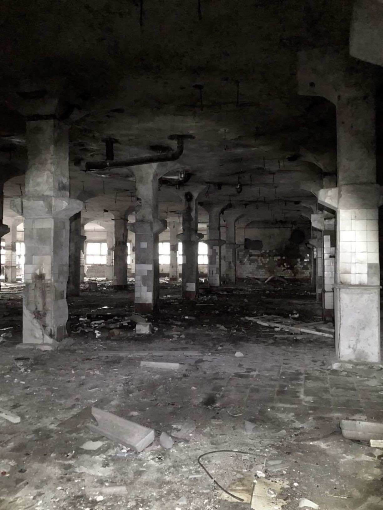 abandoned warehouse ruined map, carte de JDR post-apocalyptique (1224×1632 pixels) — battlemap pour Roll20 et Foundry VTT.