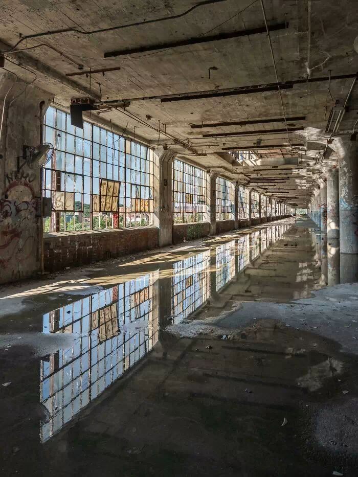 abandoned warehouse ruined map, carte de JDR post-apocalyptique (700×933 pixels) — battlemap pour Roll20 et Foundry VTT.