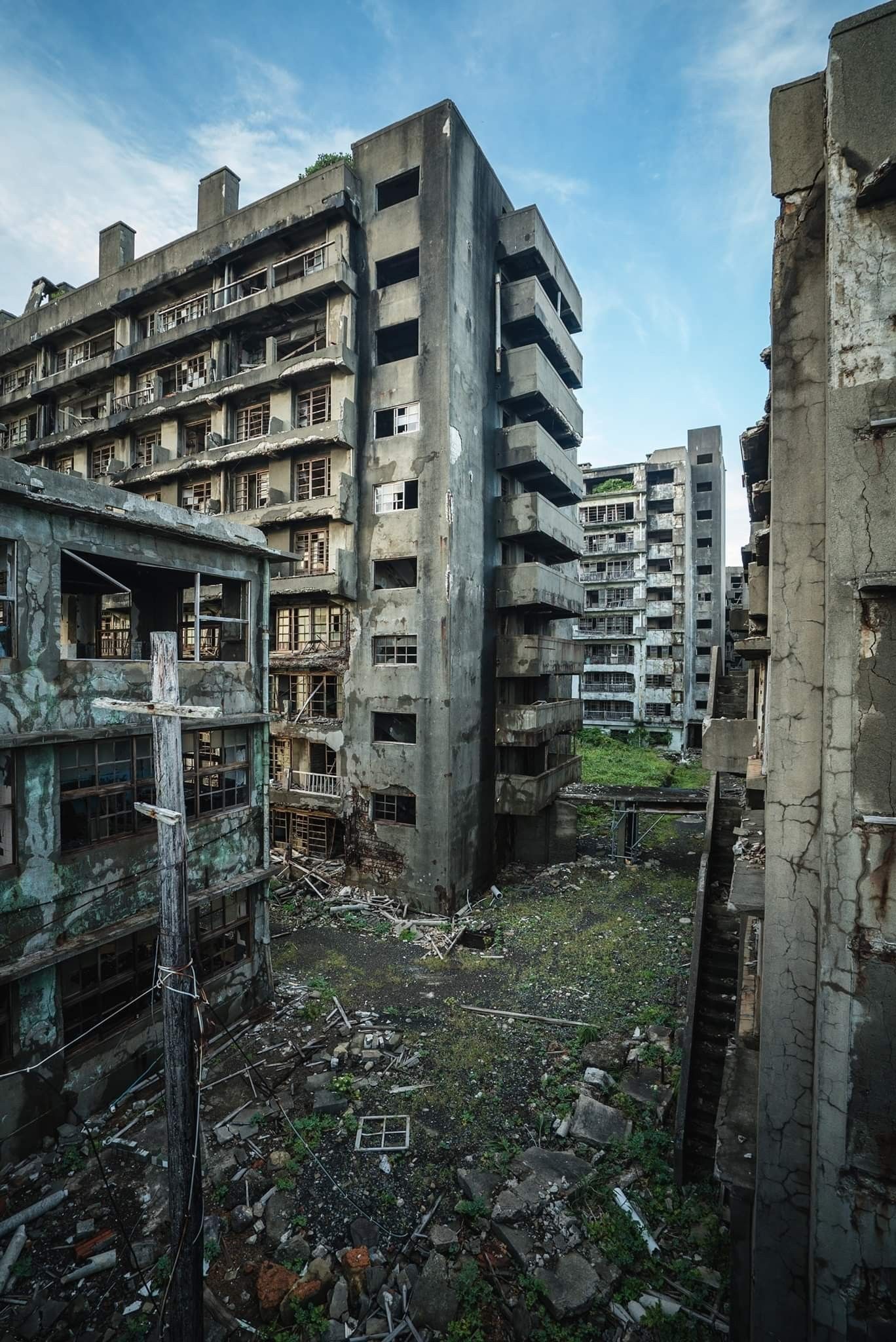 decayed building map, carte de JDR post-apocalyptique (1368×2048 pixels) — battlemap pour Roll20 et Foundry VTT.